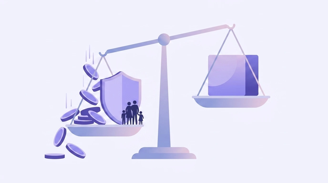 세금 폭탄을 상징하는 동전들이 한쪽 저울을 누르고 있고, 감정평가 보고서가 다른 쪽 저울을 들어 올려 균형을 맞추는 모습. 가족이 보호막 뒤에 있는 그림으로, 절세 전략의 성공과 안전성을 나타냅니다.