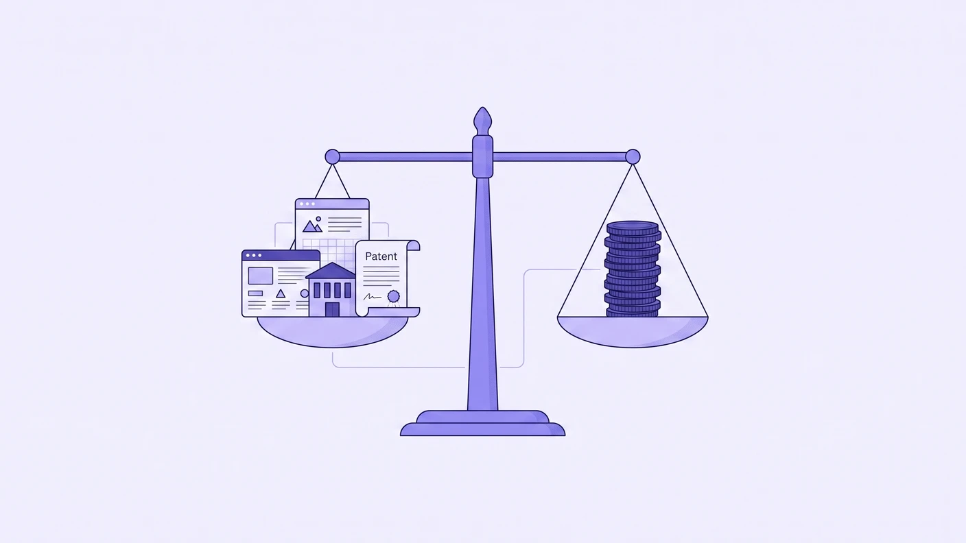 다양한 자산과 돈이 균형을 이루는 저울을 통해 현물출자 감정평가의 공정한 가치 산정 중요성을 나타내는 일러스트.